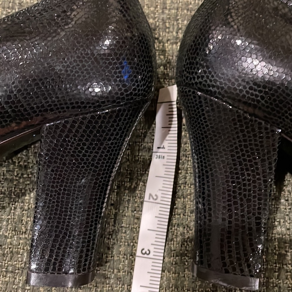 Yves Saint Laurent Black Shiny Leather Pumps (sz 6 1/2) - Picture 2 of 9